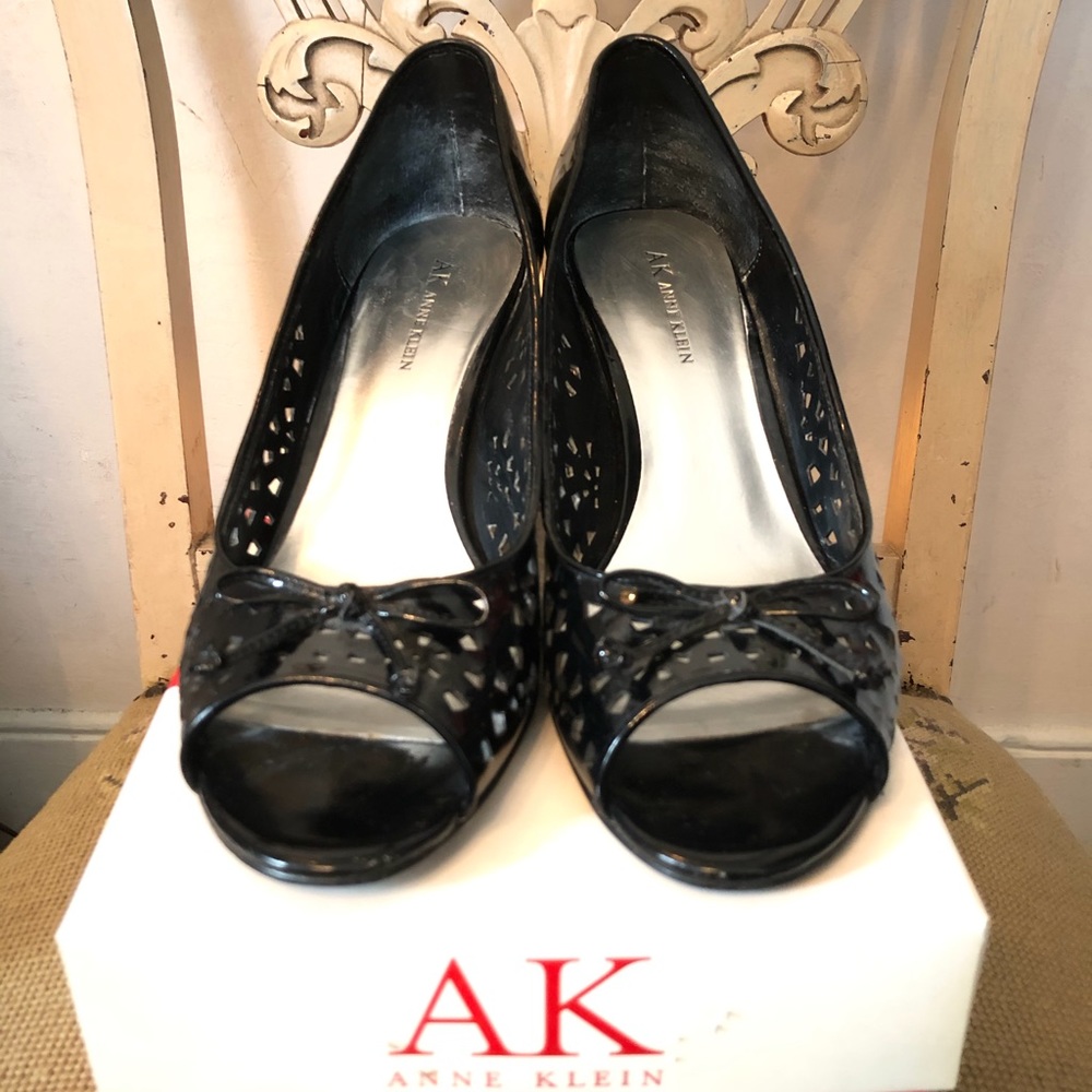 EUC Ann Klein Peep-toe Paten Leather Wedge Sz 8.5